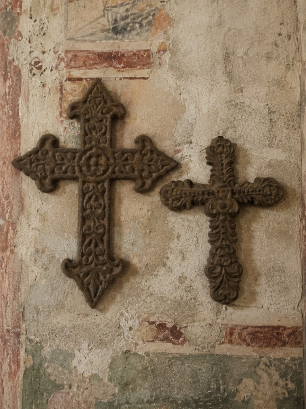 2 Rusty Distressed Dark Cocoa Brown Cast Iron Crosses Pet Grave Marker Memorial